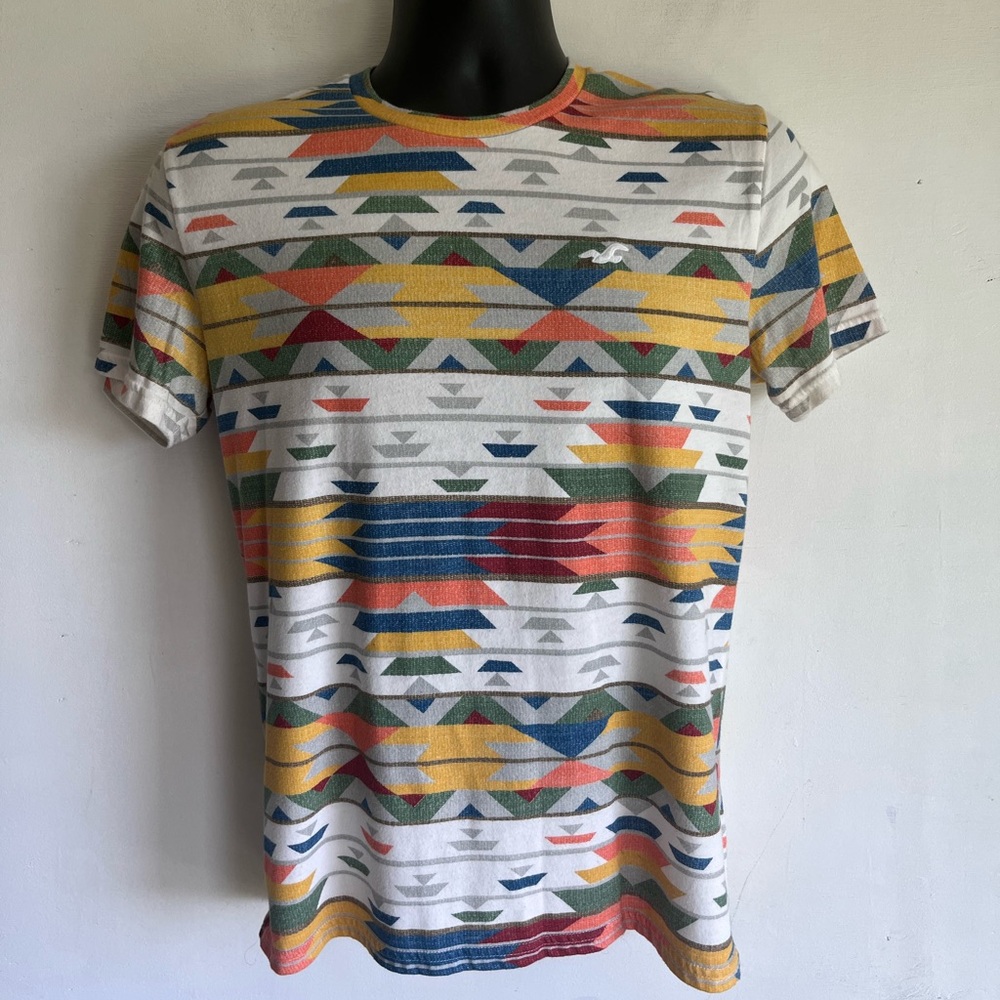 Hollister Multicolored Aztec design Short Sleeve Tee Vibrant Design, mens Small